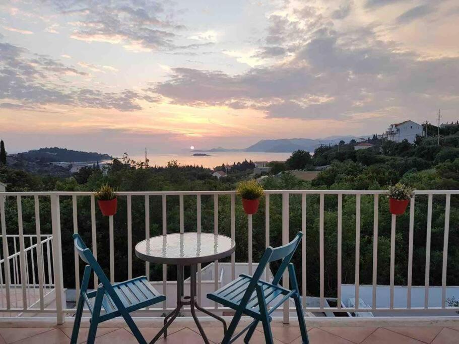 Lovely Split Level Apartment With Sea View, Pool, Free Parking And Wifi Cavtat Dış mekan fotoğraf
