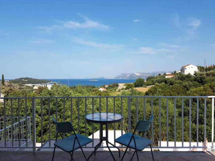 Lovely Split Level Apartment With Sea View, Pool, Free Parking And Wifi Cavtat Dış mekan fotoğraf