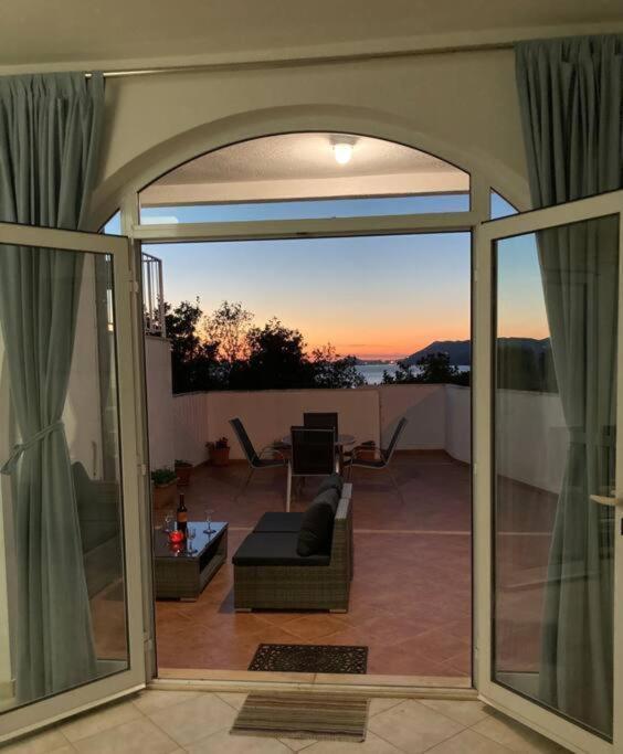 Lovely Split Level Apartment With Sea View, Pool, Free Parking And Wifi Cavtat Dış mekan fotoğraf