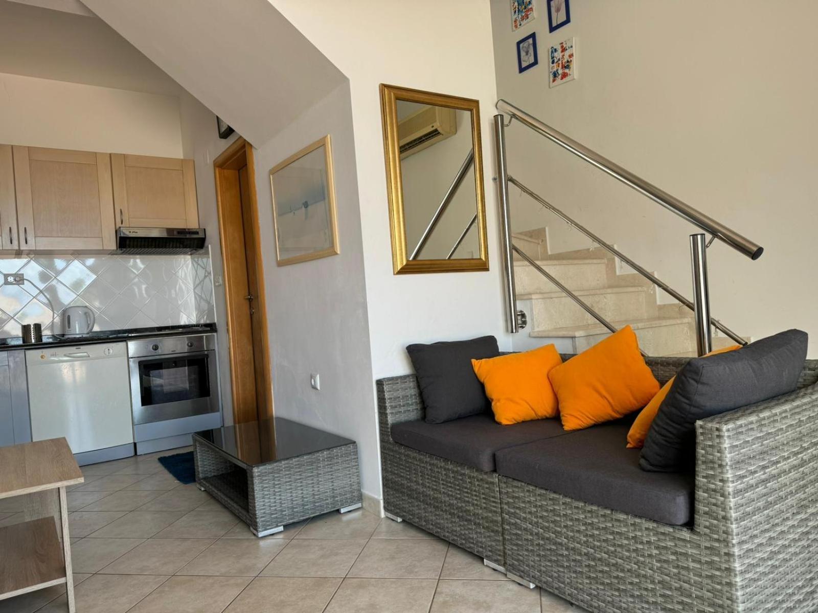 Lovely Split Level Apartment With Sea View, Pool, Free Parking And Wifi Cavtat Dış mekan fotoğraf